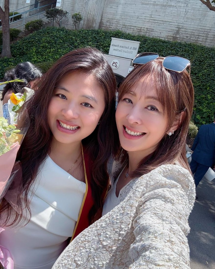 學霸女兒畢業秀辣腿！賈永婕全家飛美　合照被讚像姊妹