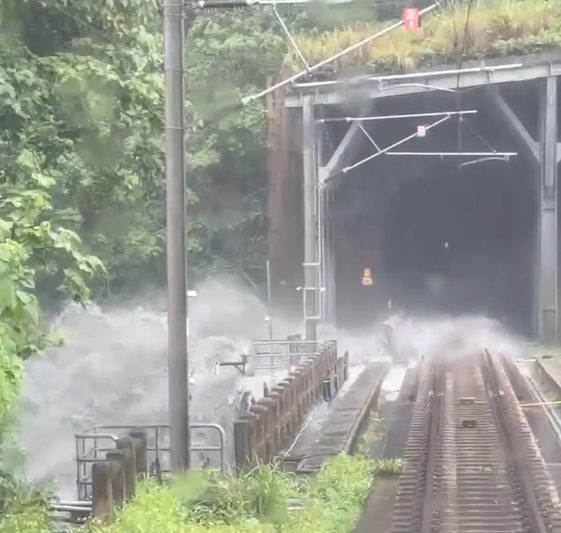 影/大雨釀災！土石泥流淹台鐵和仁＝崇德段　北迴線雙向中斷
