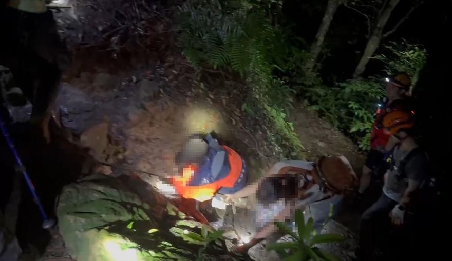 桃園一家四口登石牛山迷路受困　消防夜間護送下山