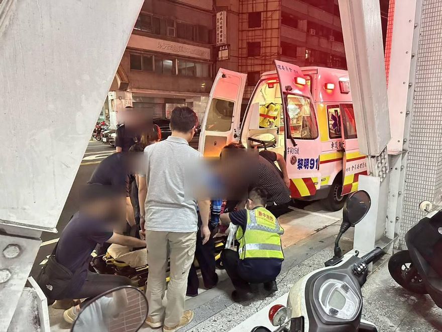 影/台中驚見「無差別推倒女童」！　犯婦落網被強制送醫
