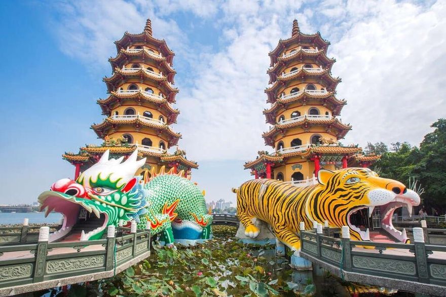 無視公告！屁孩蓮池潭釣錦鯉　網怒批：廟裡釣魚太離譜