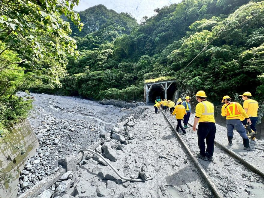 土石流斷交通　台鐵「和仁=崇德」東正線今晨搶通了
