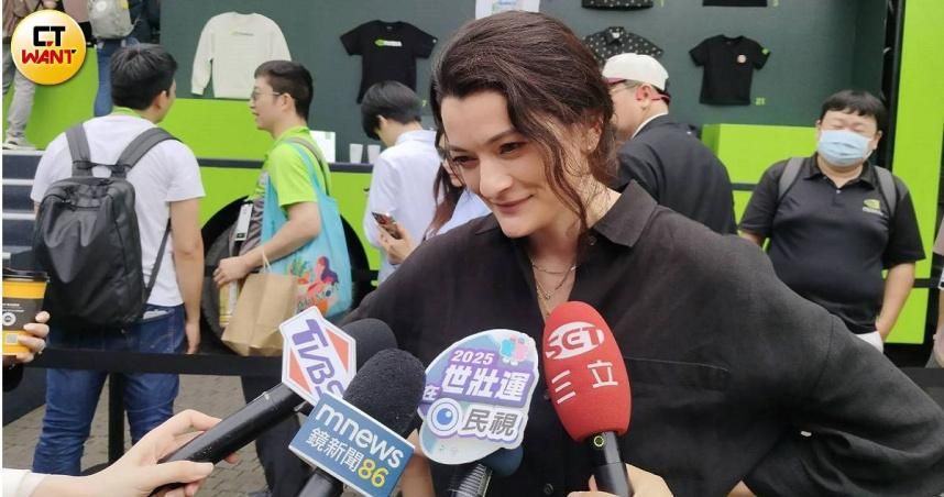 輝達公主好美！黃仁勳演講前最美焦點「最喜歡這禮物」