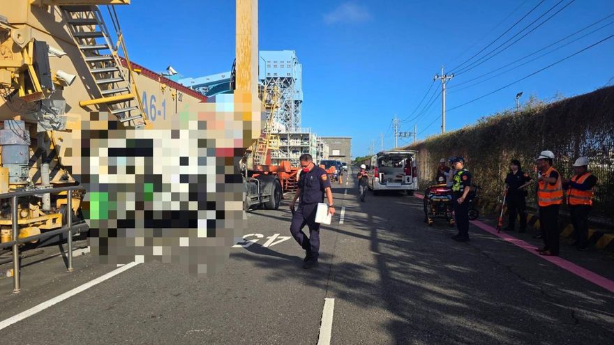 影/高雄港碼頭聯結車撞起重機「當場斷頭」！　駕駛慘死