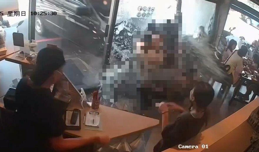 影/直擊！花蓮廂型車撞進早餐店2人噴飛　13人輕重傷