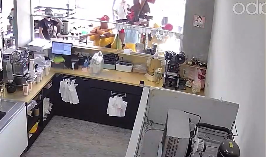 影/神農大帝出巡撞破飲料店玻璃　闆娘笑：明年拆門窗迎神