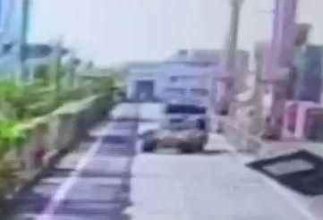 影/高雄港聯結車自撞駕駛爆頭亡　死前詭異「S型飄移」畫面曝