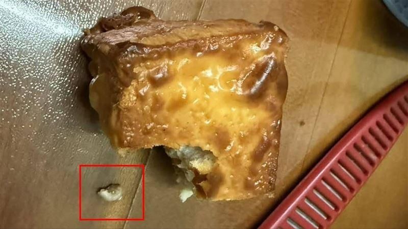 咬麵包驚見「老黃牙」腸胃炎送醫　愛買：全面下架調查