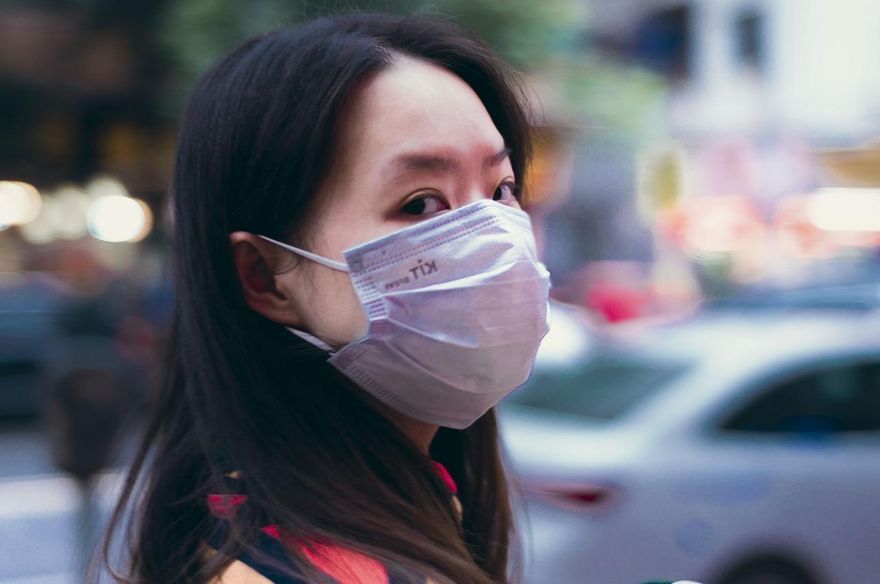 口罩孔洞比病毒大「無法攔截」？　蒼藍鴿：是飛沫防線