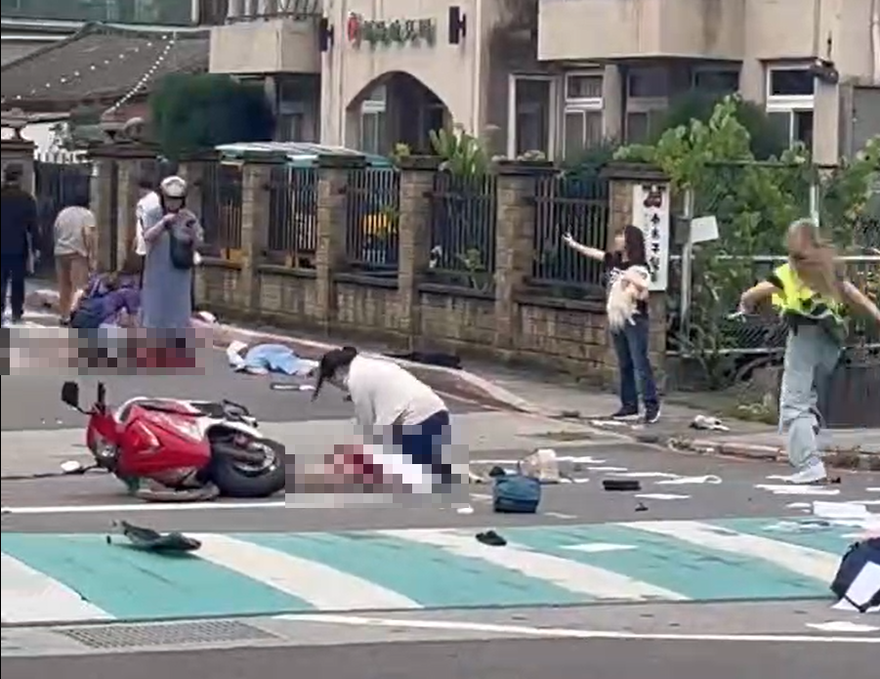 影/搶命！三峽多名學童遭車輛撞倒　民眾急求救：誰會CPR？