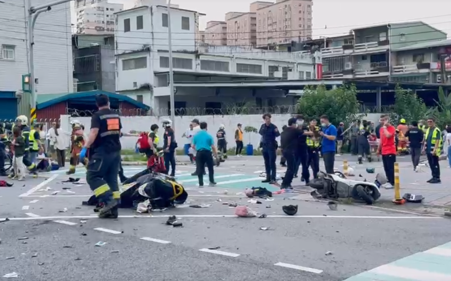 母子捲入三峽死亡車禍！　她「石膏包手」憶：好像在飆車