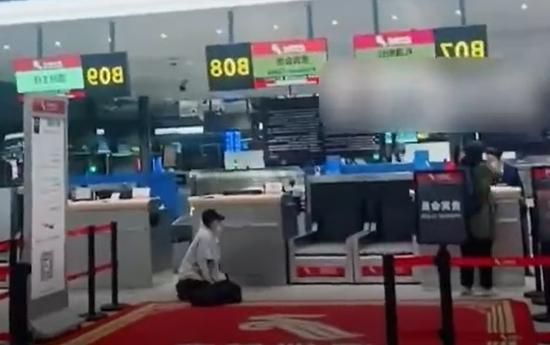 影/起飛前20分才到…陸女親友被拒登機　「跪地求饒」大鬧