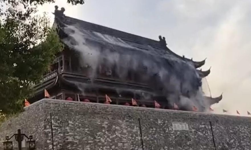 影/安徽「鳳陽鼓樓」屋頂突坍塌　滾滾磚瓦傾瀉遊客嚇奔逃