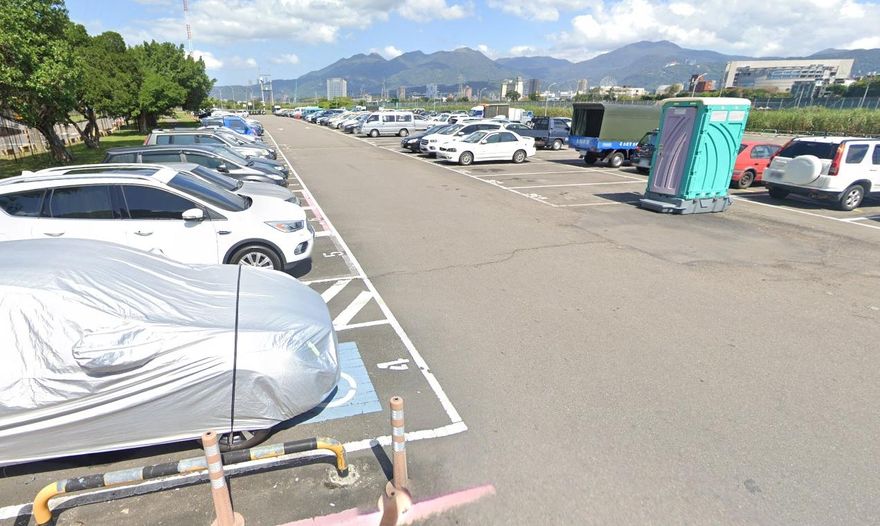 士林百齡橋堤外停車場　男子仰躺屍僵車內