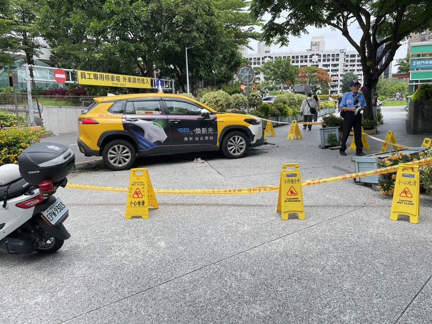 移動炸彈再一發！北投榮總「計程車衝人行道」 傷亡不明