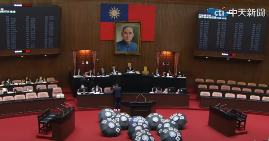 立法院延會至7/31！藍白挾人數優勢表決通過