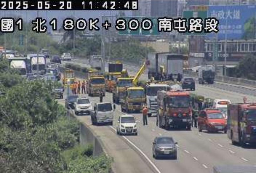 影/國1北上南屯段「貨車撞化學藥劑車翻覆」