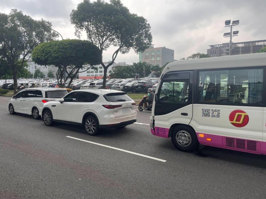 影/未注意路況！龜山遊覽車釀3車追撞　駕駛乘客輕傷