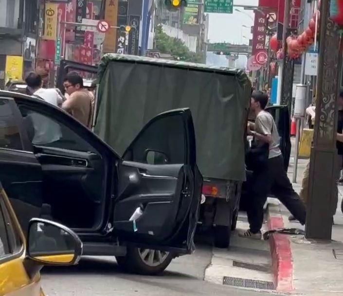 影/大快人心！「行動詐騙基地台」西門町市刑大鳴槍破窗逮人