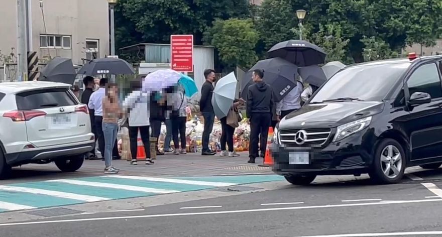 三峽車禍女騎士遭撞亡　今招魂兒擲筊喊「媽回家了！」1次就允杯