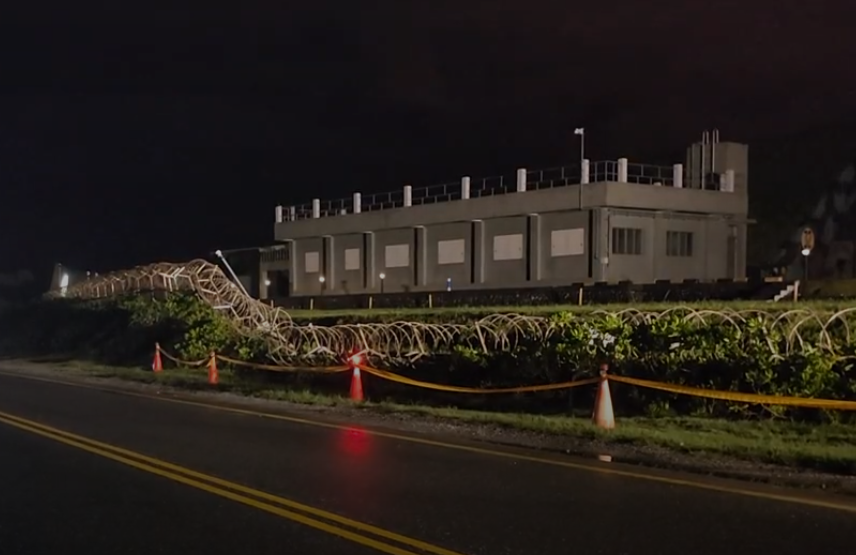 不敵豪雨襲擊！花蓮空軍基地圍牆倒塌　基地內部暴露