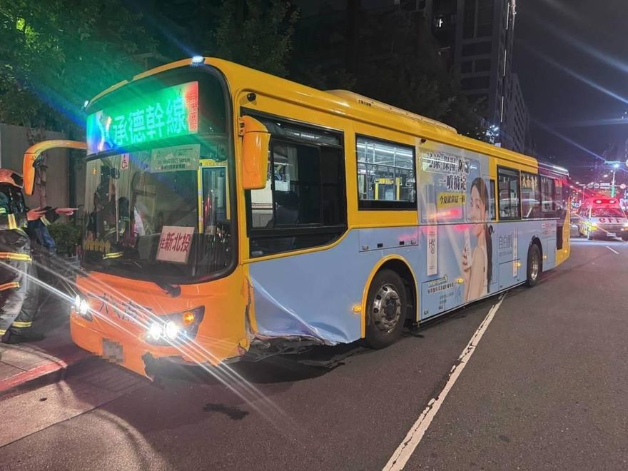 北市南京東路車禍！公車撞庇護島失控「衝上人行道」　2人受傷送醫