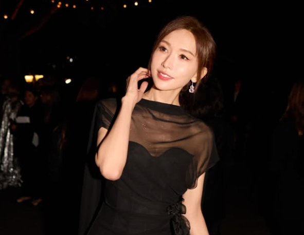 帶兒登坎城影展！林志玲透視黑紗大秀美腿　50歲凍齡現況曝光