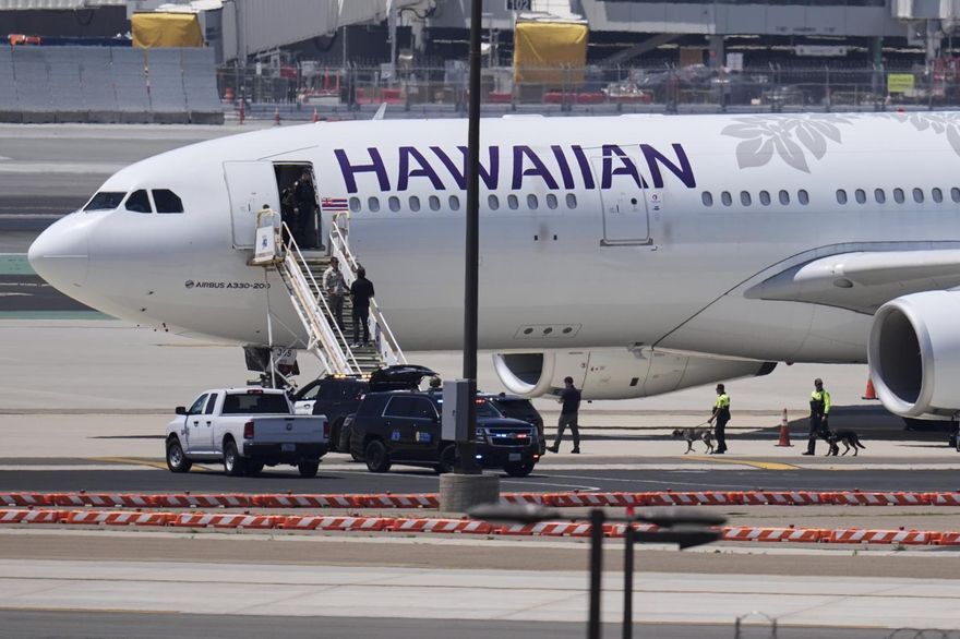 夏威夷航空傳炸彈威脅！近300名乘客緊急疏散　1男子遭逮捕