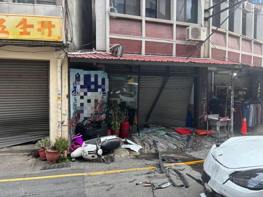 影/找不到小王怒氣沖天！台中男開保時捷連撞2宅洩憤