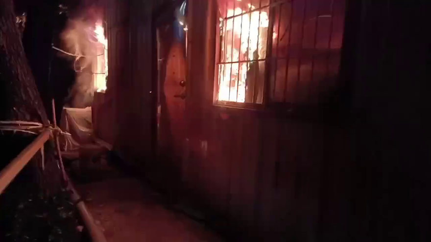 影/清大南大校區體育館旁大火！　整棟燃燒驚悚直擊