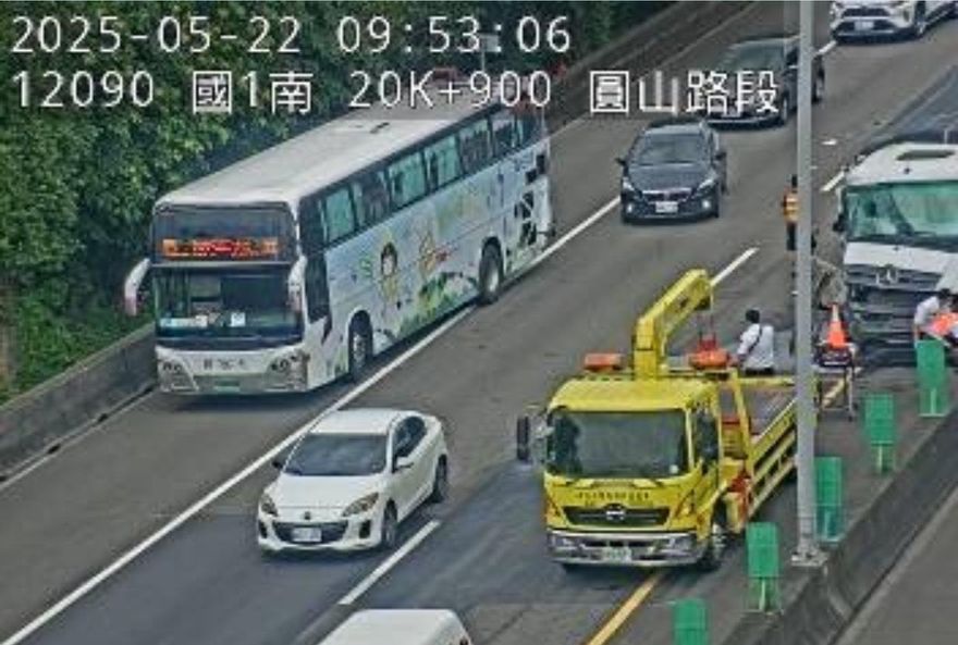 影/國1北上圓山段「國道客運出事」！撞砂石車傷亡不明