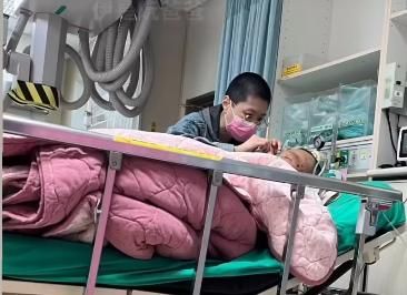 曹雅雯為病父剃平頭　病房憔悴模樣被目擊