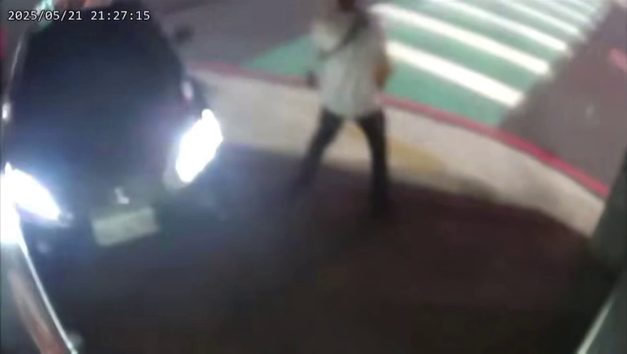 影/桃園阿公開豪車「血糖低」衝撞店家！男子驚險閃過