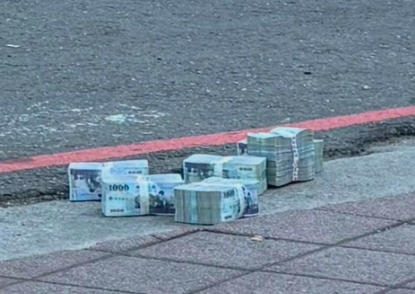 台南「名人」路邊曬600萬錢磚！不爽核對證件再撒6000元