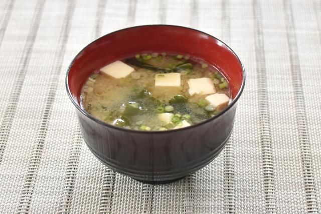 「海帶芽」纖維是高麗菜的9倍！營養師：補鈣抗癌好食材