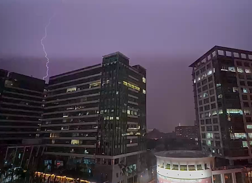 影/超恐怖！北部雷雨狂轟　民眾拍下驚悚打雷閃電畫面