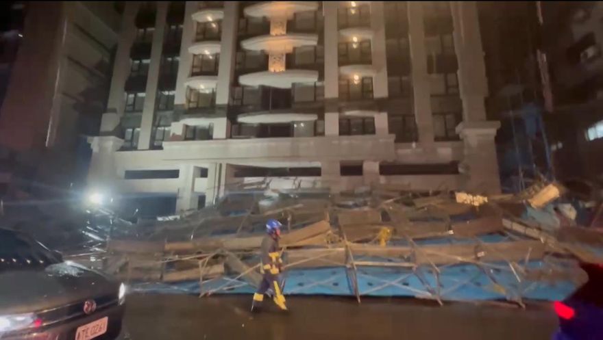 影/新北中和建案鷹架突倒塌　3轎車遭砸中