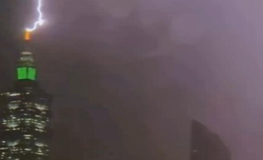 影/雷神降臨！台北101遭閃電擊中「引雷瞬間」超震撼
