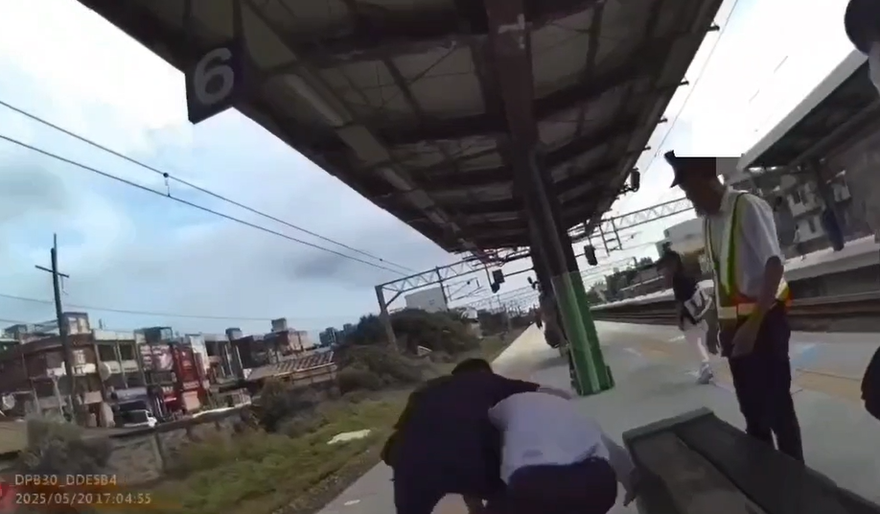 影/台鐵又見乘客鬧事！醉漢動手推站務員　警到場管束