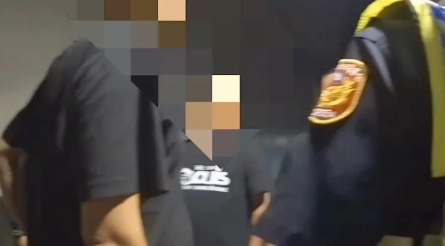 黑衣男烙人圍小草！還嗆：柯文哲關到死　警方秒逮人