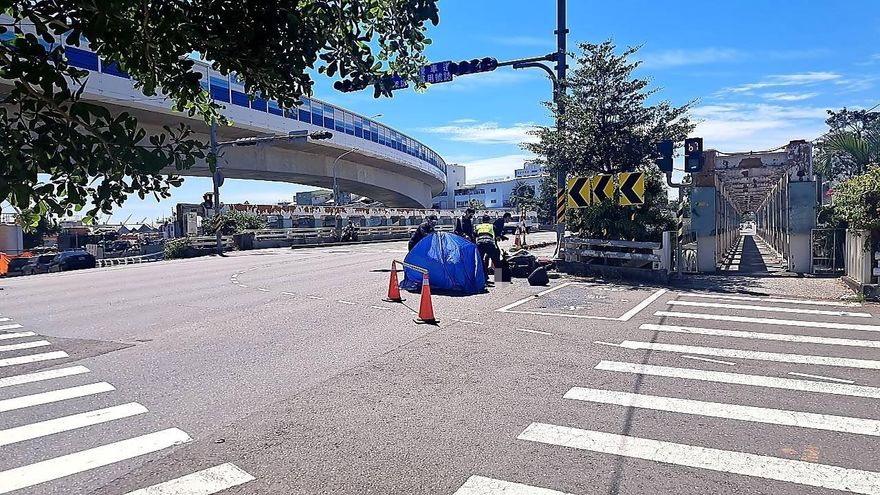 影/直擊！高雄前鎮橋死亡車禍　67歲騎士自撞號誌桿當場身亡