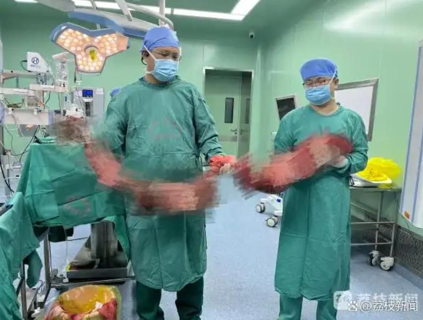 嚇「屎」人！便祕4個月…陸男腹中掏出2米「巨蟒」結腸