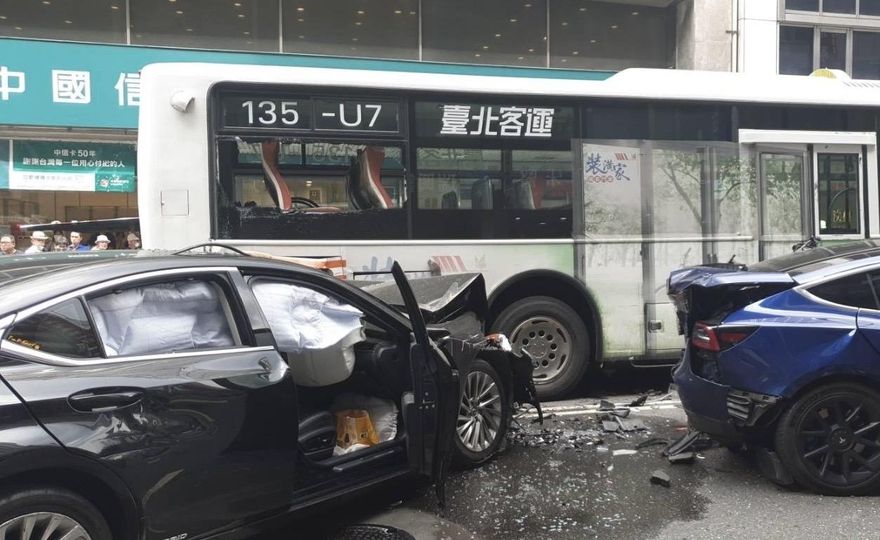 影/北市重慶南路重大車禍　5車連環撞8人傷