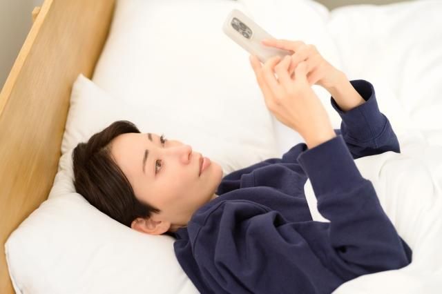 睡前「躺床滑手機」不僅傷眼睛！研究：恐致糖尿病前期
