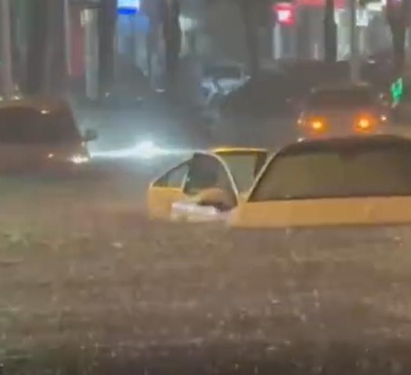 影/安徽阜陽暴雨成災　車輛慘泡水、民眾被迫「馬路游泳」