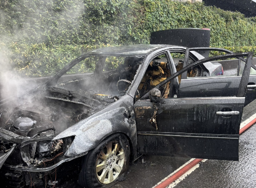 國1北上三重段火燒車！駕駛急停路肩逃命　現場濃煙狂竄