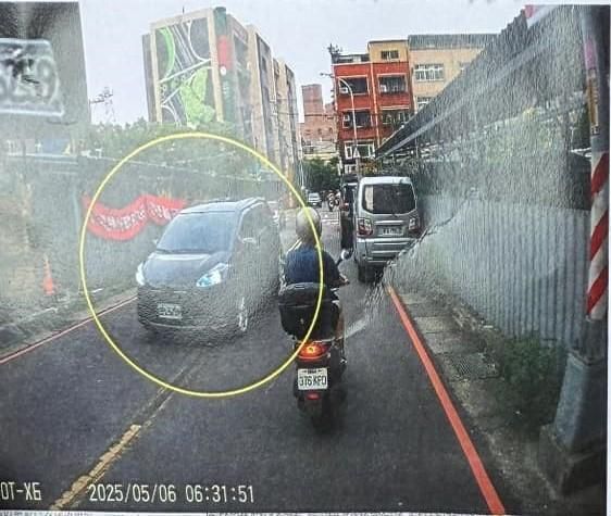 閃違停跨雙黃線！他「慘吞900元罰單」　警通報撤銷罰單