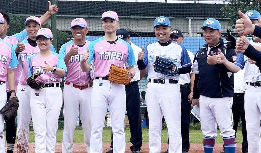 世壯運/侯友宜秀二刀流身手　蔣萬安領軍壘球首勝新北