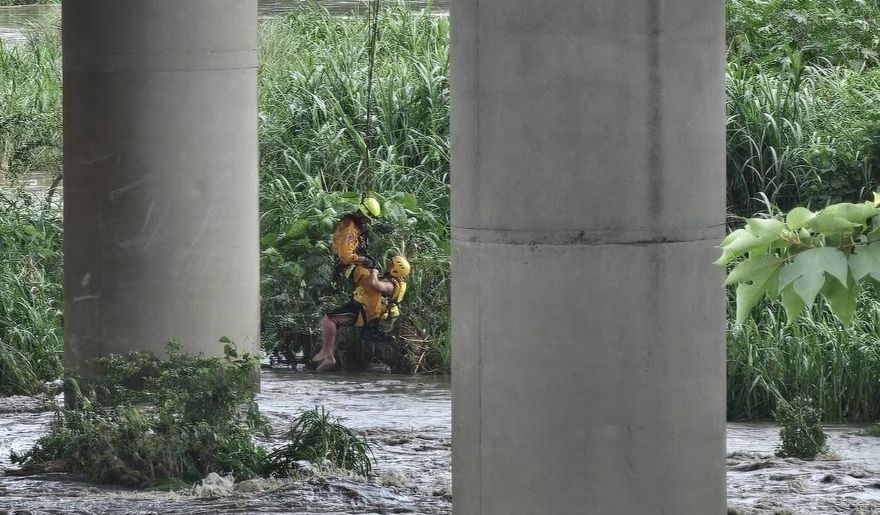影/暴雨狂襲台中烏溪暴漲　釣客受困沙洲警消吊掛救援