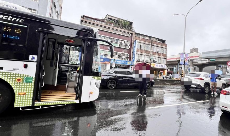 影/北市士林公車追撞休旅車　車上乘客慘摔